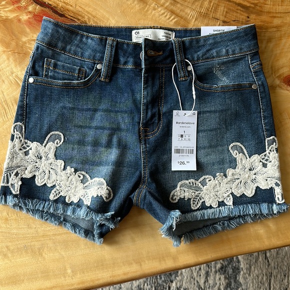 Ladies/Junior denim shorts - Picture 1 of 3